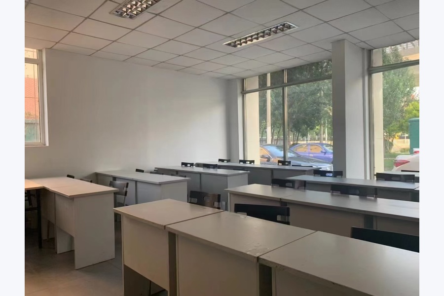 博锐教育教室与课桌实景