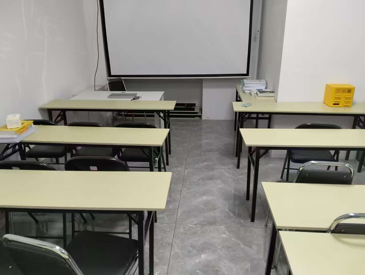 课桌排列与前方教学区域