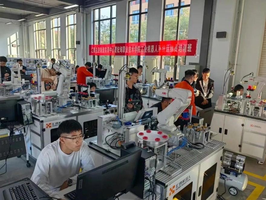 唐山汇博机器人实训基地学员故事：从物流管理到智能装备工程师