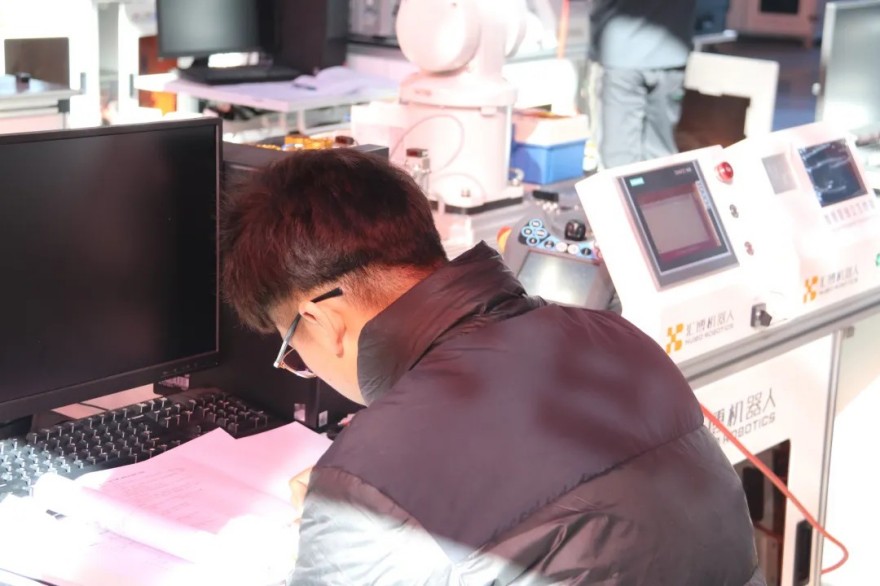 唐山汇博机器人实训基地学员故事：从物流管理到智能装备工程师
