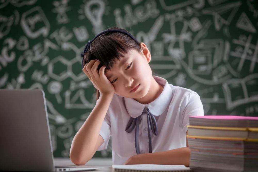 如何对青少年青春期常见问题进行疏导教育？