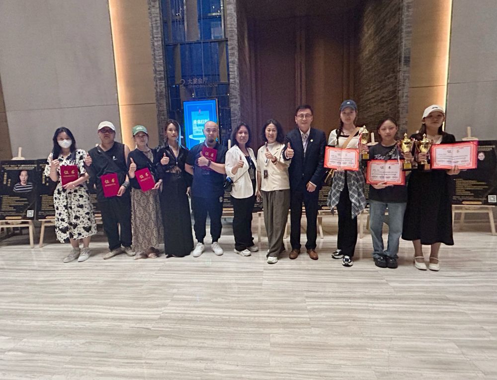 学员毕业典礼合影,数千毕业学员见证教学质量