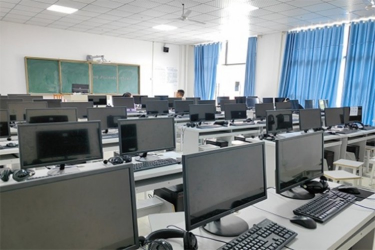 新未来高考补习学校计算机教室