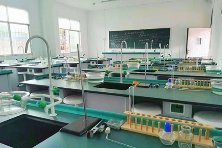 新未来高考补习学校实验室