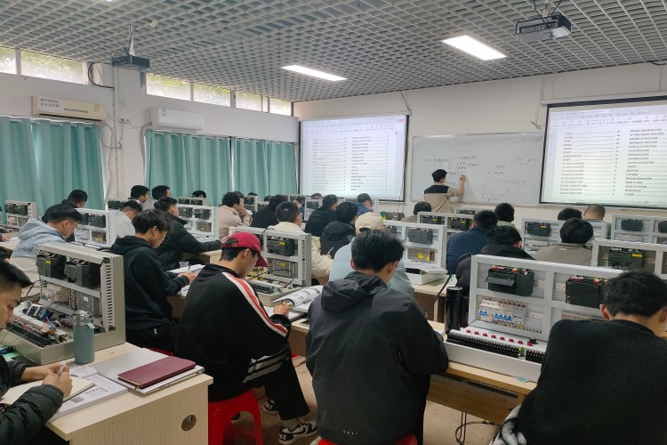 龙丰自动化培训学校上课