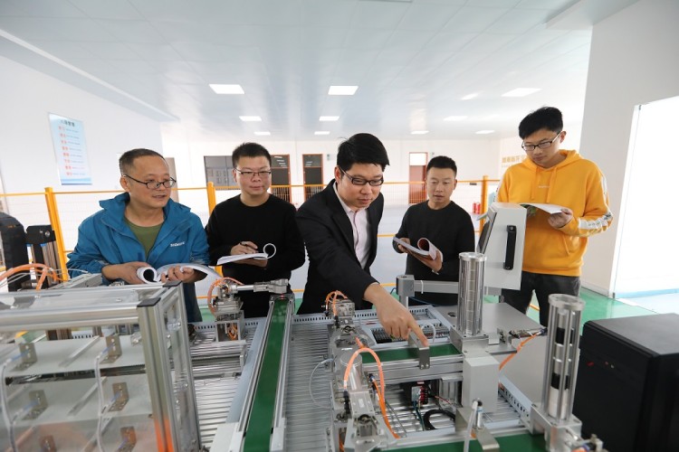 龙丰自动化培训学校上课