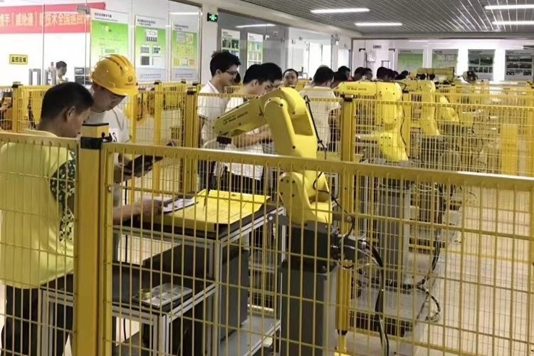 龙丰自动化培训学校上课