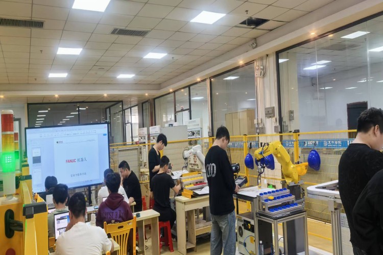 龙丰自动化培训学校上课