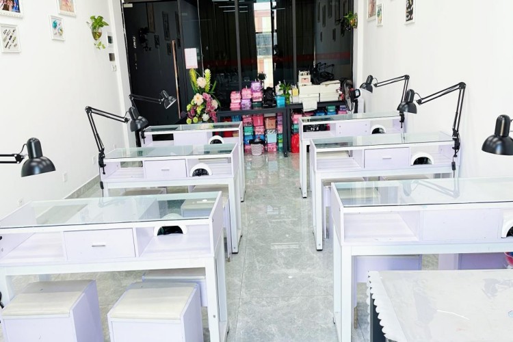 深圳万色化妆美容美甲纹绣培训学校