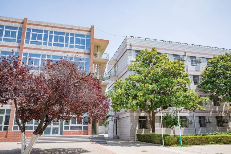 济南鸿立复读高级中学环境图