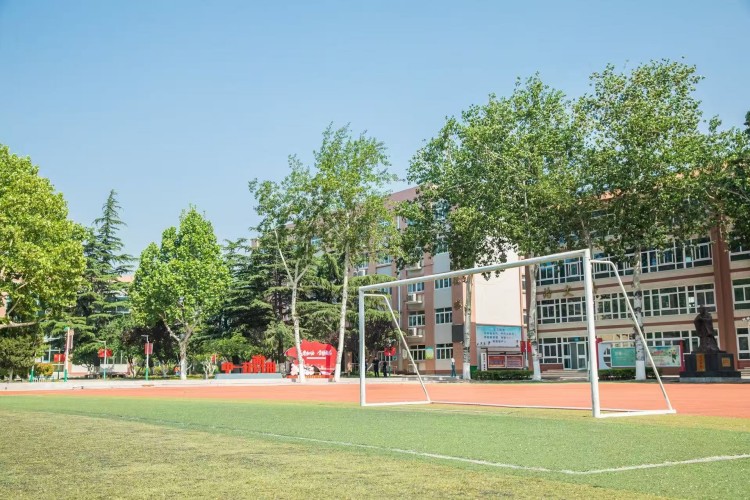 济南鸿立复读高级中学环境图