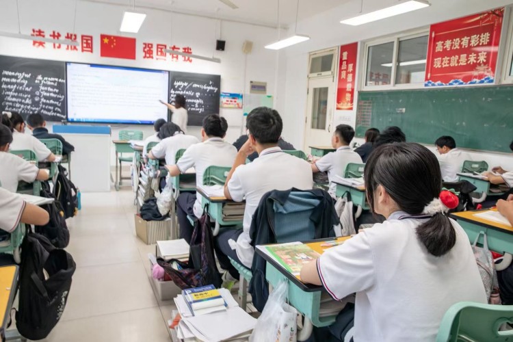 济南鸿立复读高级中学环境图