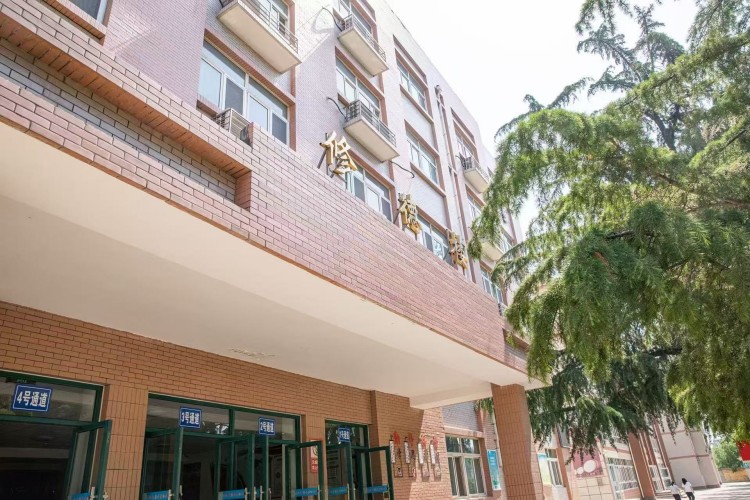 济南鸿立复读高级中学环境图