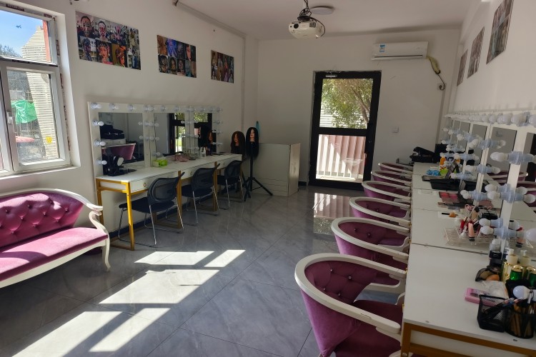 新疆秦芳影视化妆培训环境图