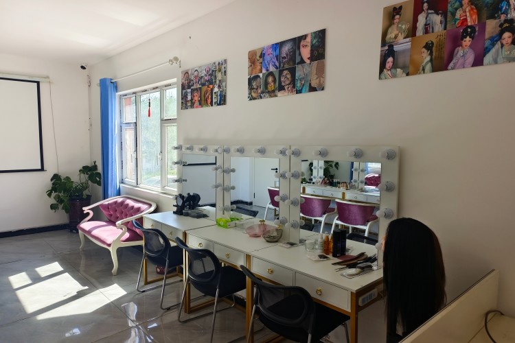 新疆秦芳影视化妆培训环境图