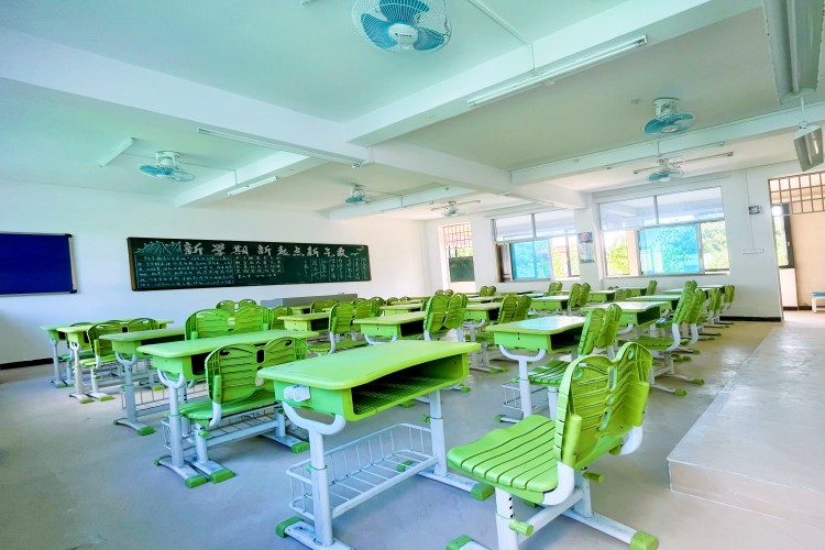 英德市博冠实验学校教室环境