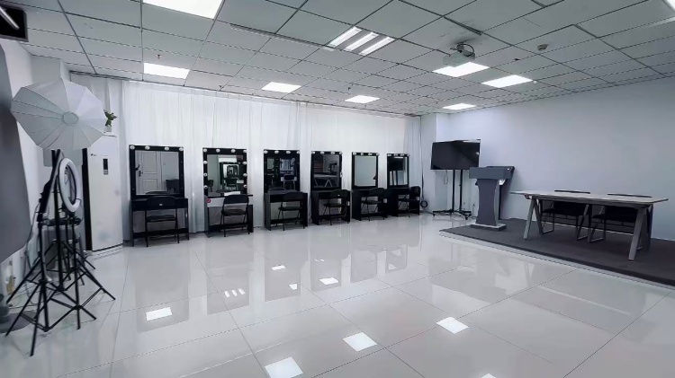 银川弘兴名人化妆学校