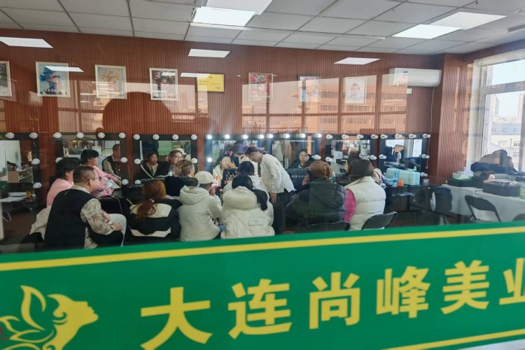 大连尚峰美妆校区环境图