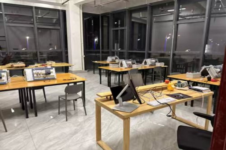 山东宸翼自动化培训中心环境图