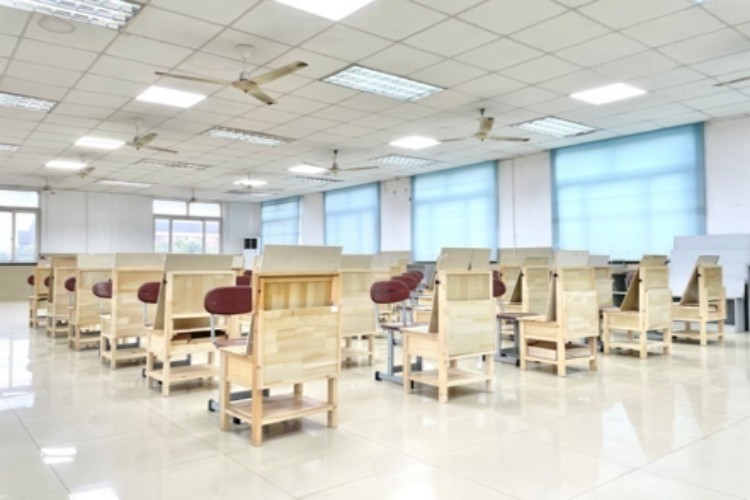 上海震职附高学校校区环境图