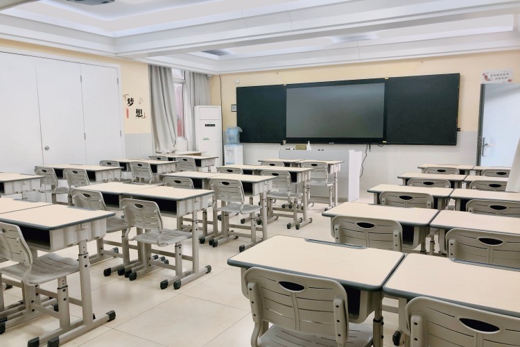 上海震职附高学校校区环境图