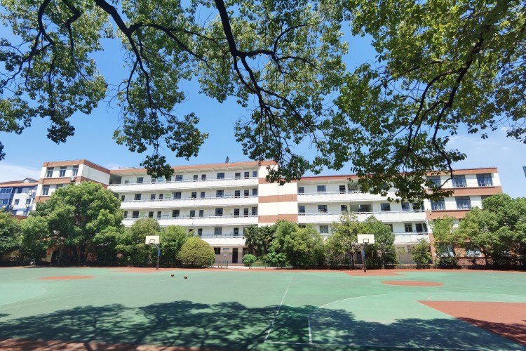 上海震职附高学校校区环境图