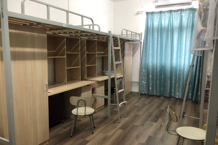 上海震职附高学校校区环境图