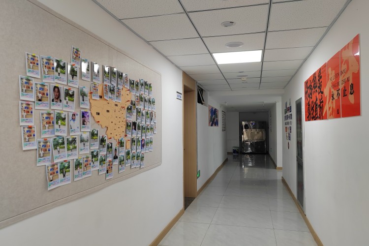 兰州新育人学校走廊