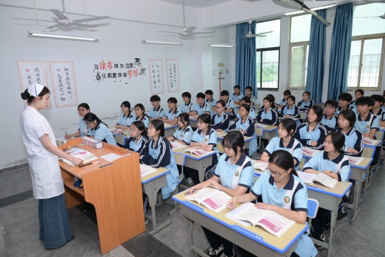 福建鸿源技术学校校园环境图