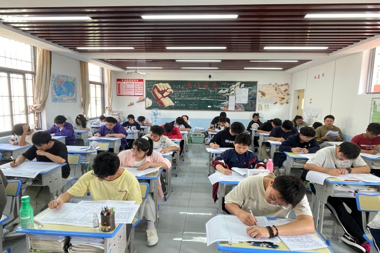 昆明经专高补学校（原云南师大附中老协补习学校）