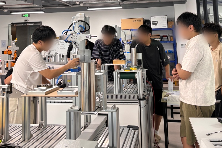 郑州鸿玉教育校区环境图片