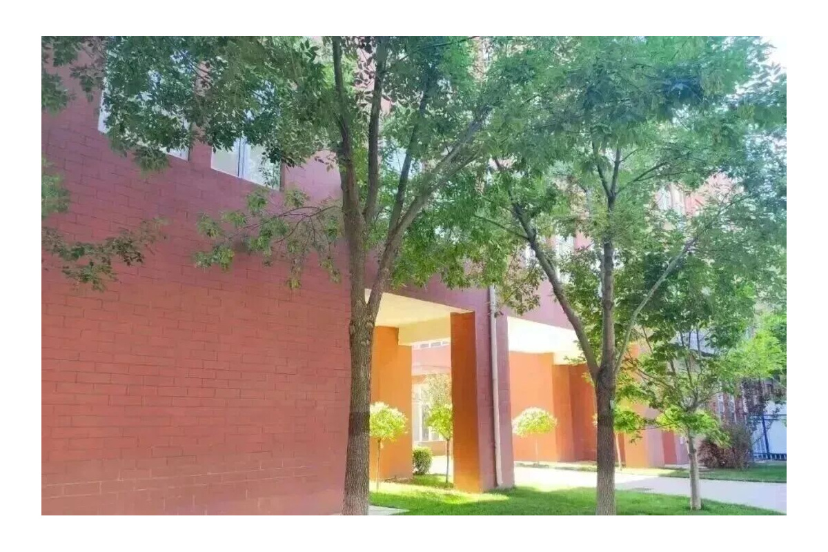 校园建筑与景观；实景仅反映拍摄时场景。