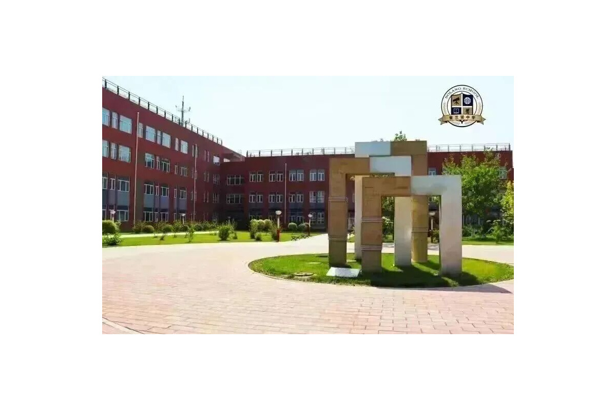 校园入口与公共区域；实景仅反映拍摄时场景。